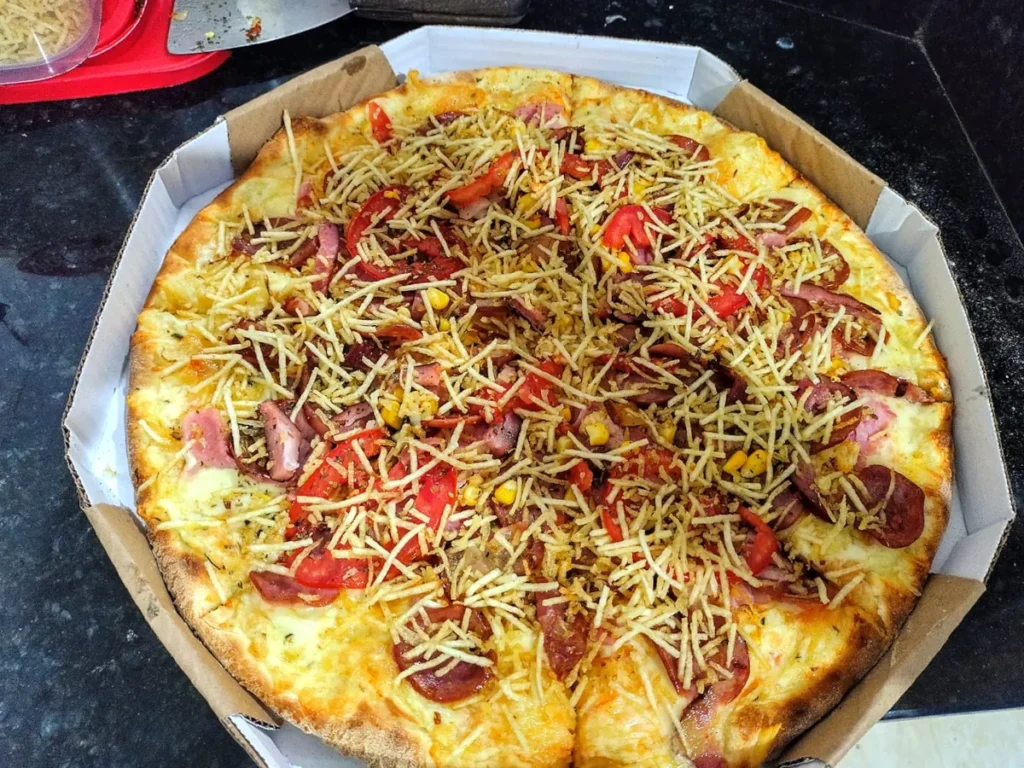 Pizza de Calabresa com Batata Palha