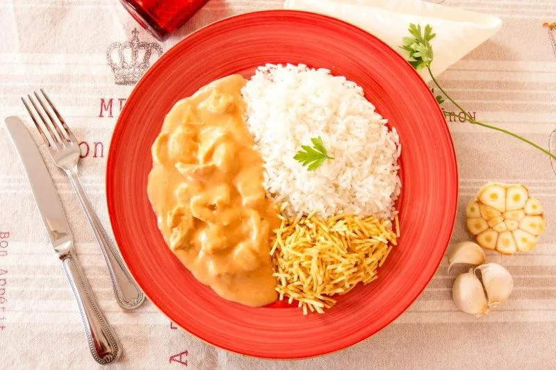 Strogonoff de Frango com Batata Palha